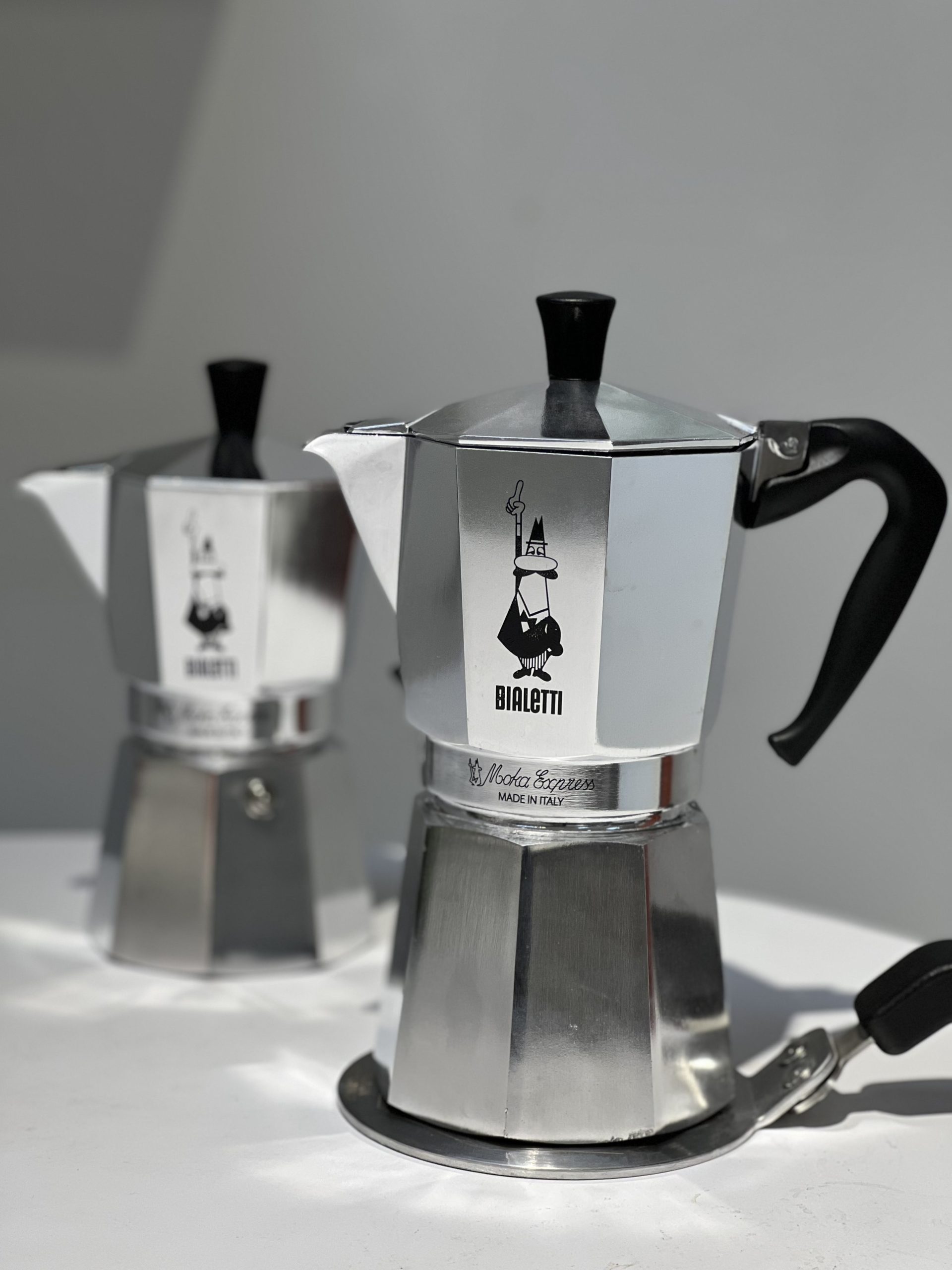 Ấm pha cà phê Bialetti Moka Express - biểu tượng văn hóa Ý