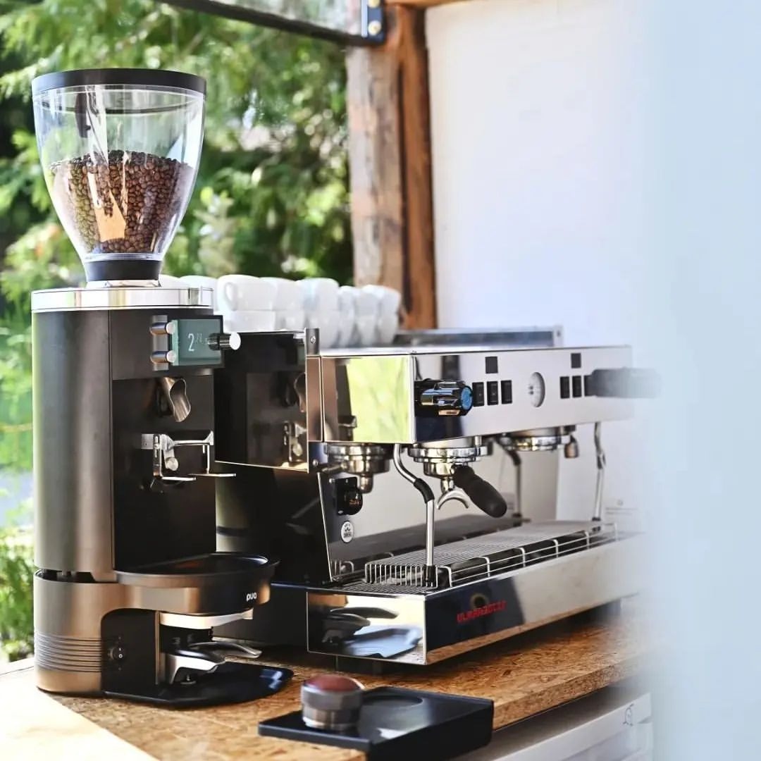 Máy nén cà phê PUQpress M5 hoàn hảo để kết hợp với dòng máy xay Mahlkonig E80 và E80 GBW của Mahlkonig.