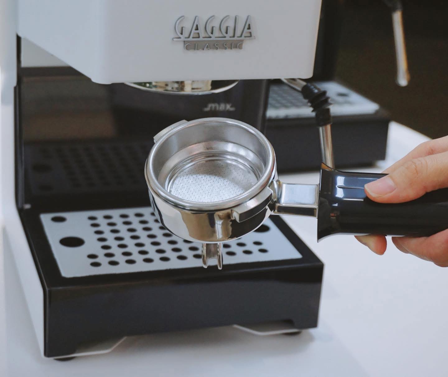 Gaggia Classic E24 có tay cầm chuyên nghiệp 58mm