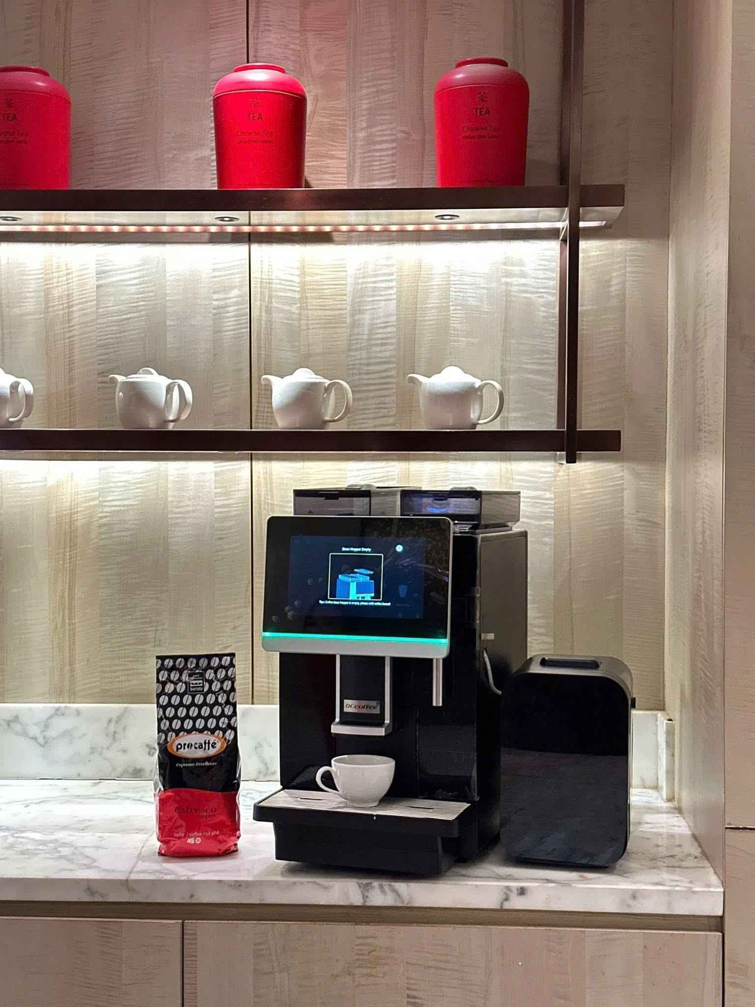 Máy pha cà phê tự động Dr.Coffee CoffeeBar Plus được sử dụng trong nhiều khách sạn lớn