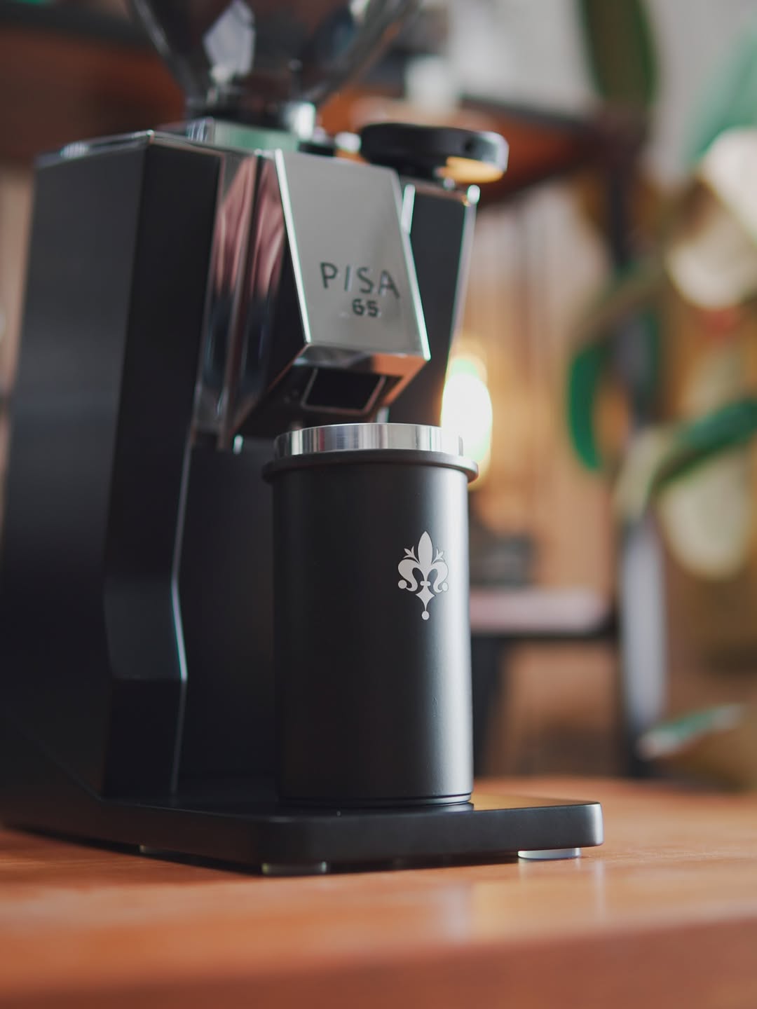 Eureka Mignon Pisa bao gồm cốc định lượng từ tính