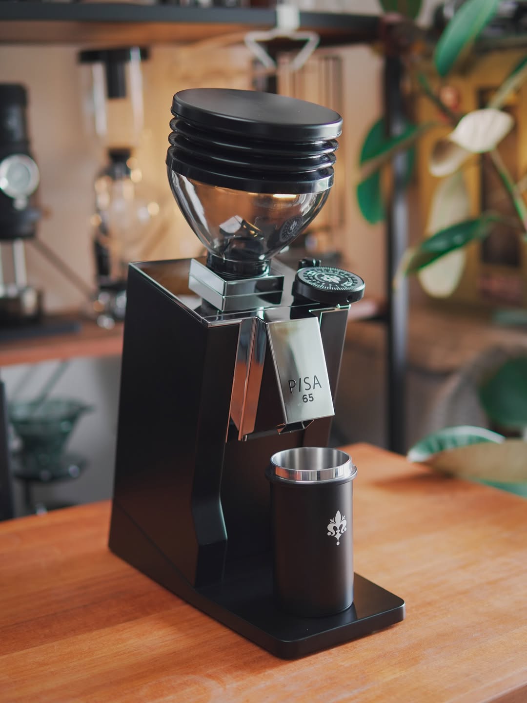 Eureka Mignon Pisa có thiết kế gọn gàn gàng, tinh tế