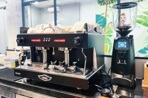 Máy xay espresso cho quán được yêu thích 2025 – Phân tích công nghệ & giá thành để chọn đúng nhu cầu