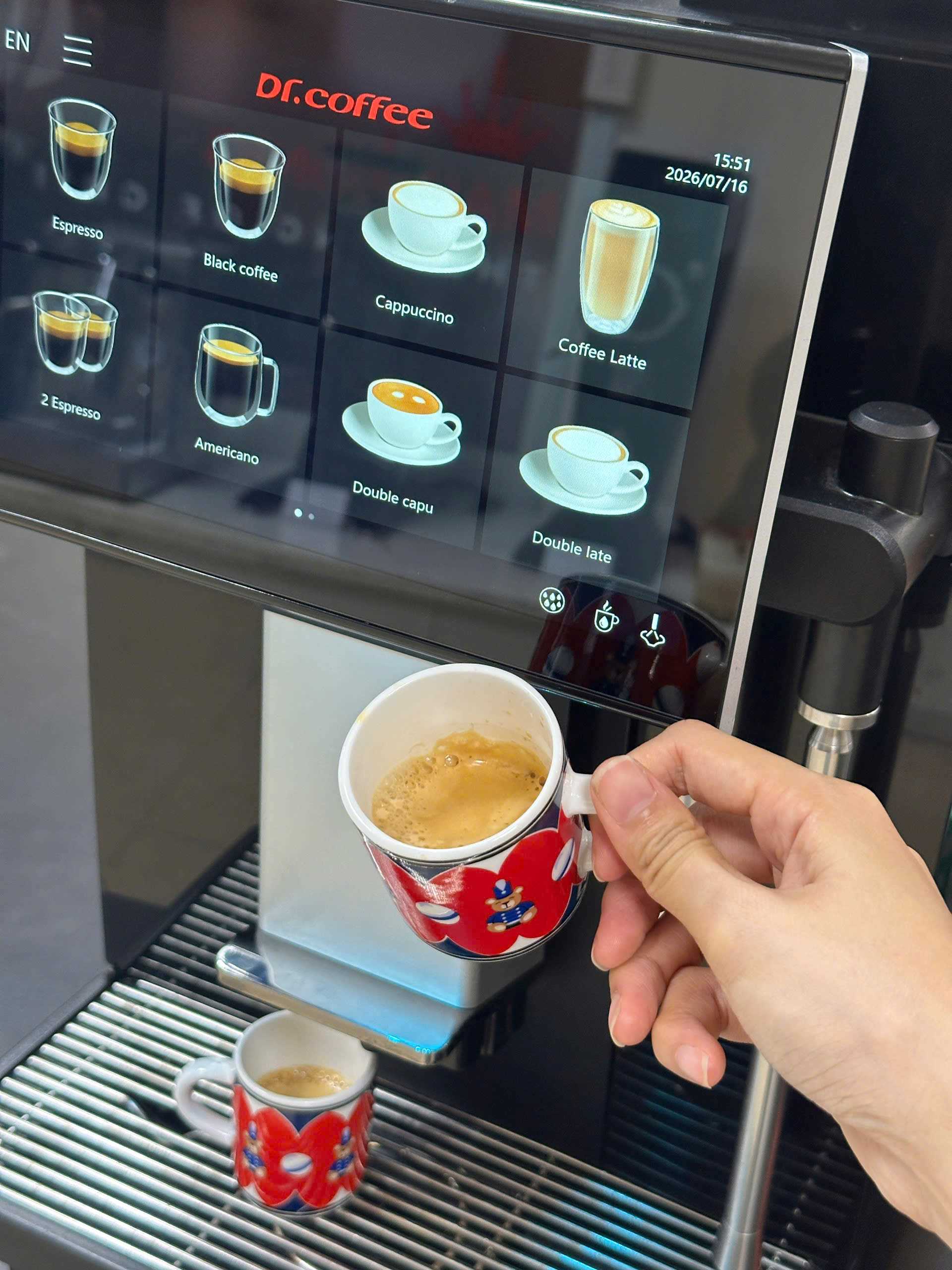 Dr.Coffee Coffee Express có hộc chứa nước 4l và khả năng kết nối nước trực tiếp