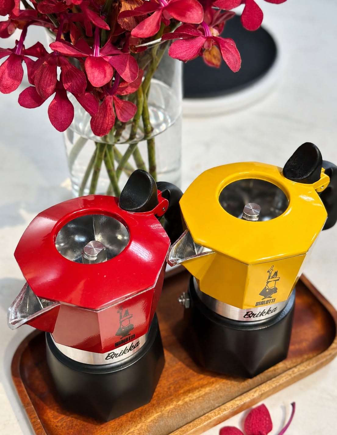 Ấm pha Bialetti Brikka New sắc vàng/đỏ nổi bật