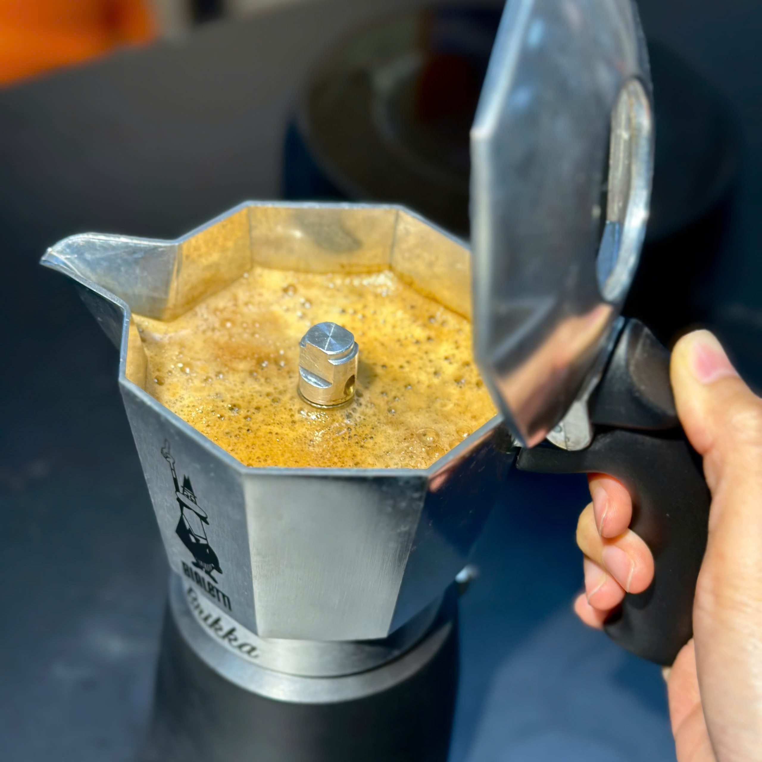 Brikka là dòng ấm duy nhất của Bialetti pha cà phê có lớp crema