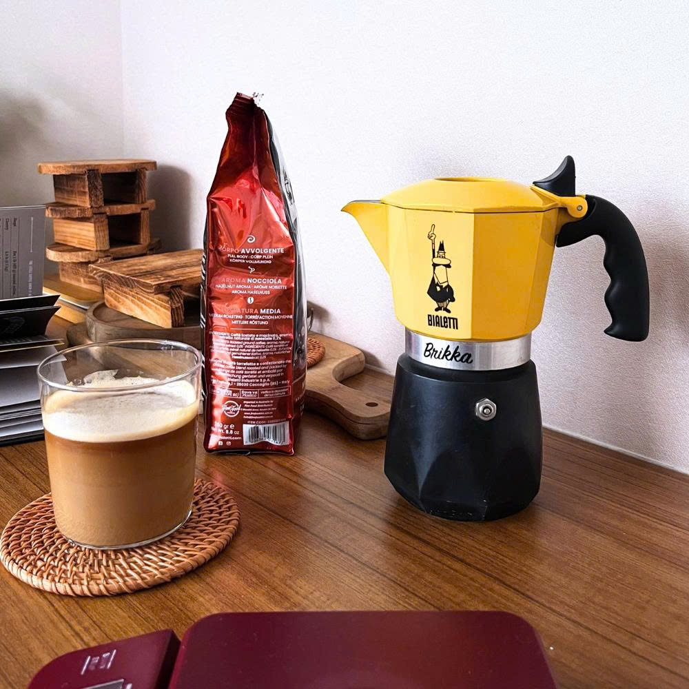 Bialetti Brikka New Yellow sở hữu sắc vàng nổi bật, làm bừng sáng mọi không gian
