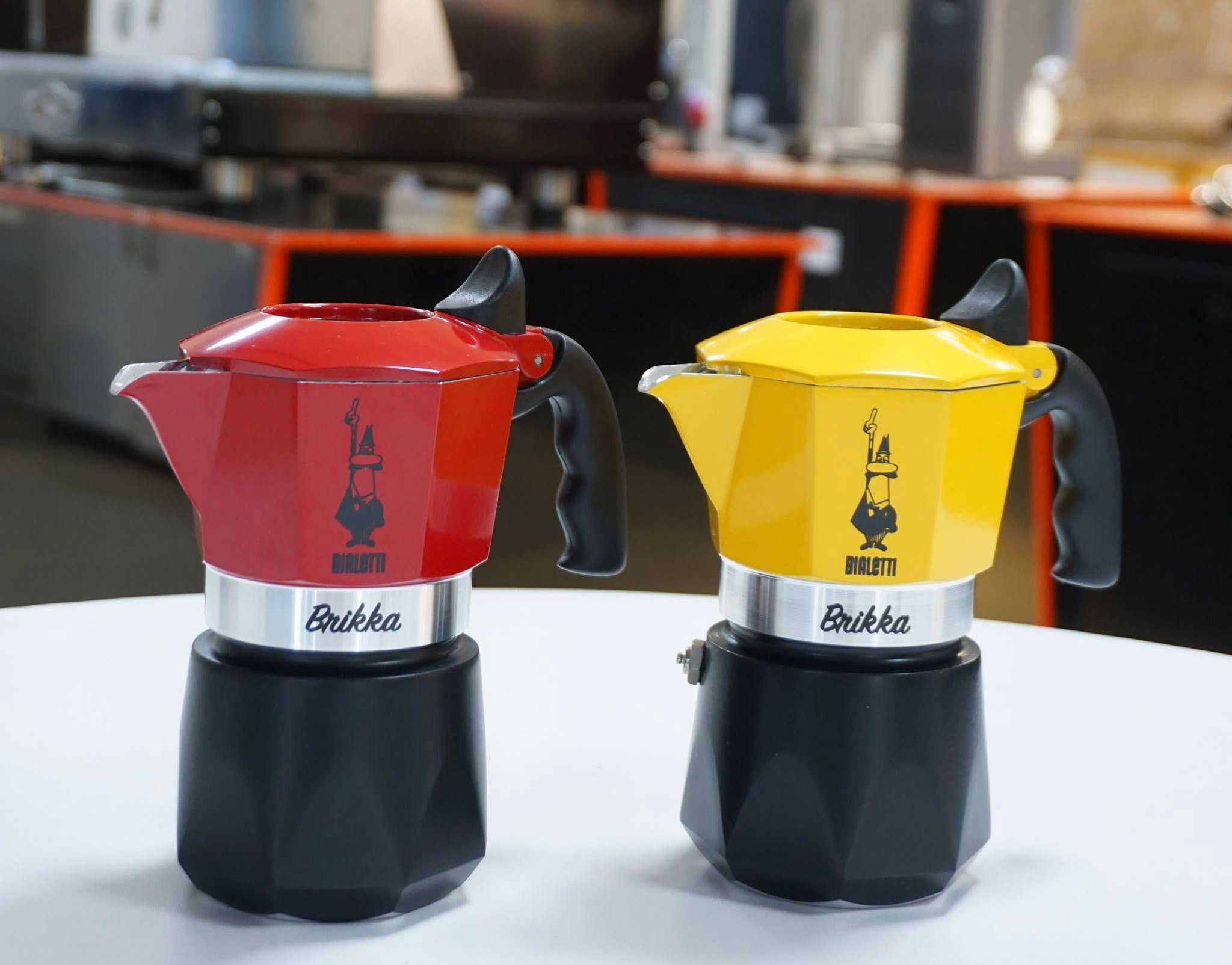 Bialetti Brikka New phiên bản nổi bật với sắc đỏ, vàng