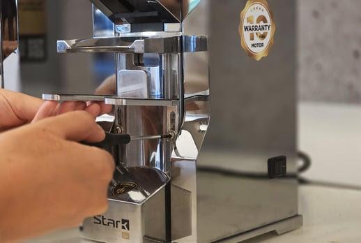 Hướng dẫn cách sử dụng Eureka Mignon Stark W - Điều chỉnh độ cao của giá đỡ portafilter (Metal Fork) theo đúng tay cầm
